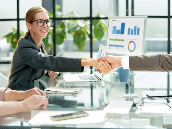 Jak wyróżnić się na rynku pracy dzięki stronie wizytówce i personal brandingowi